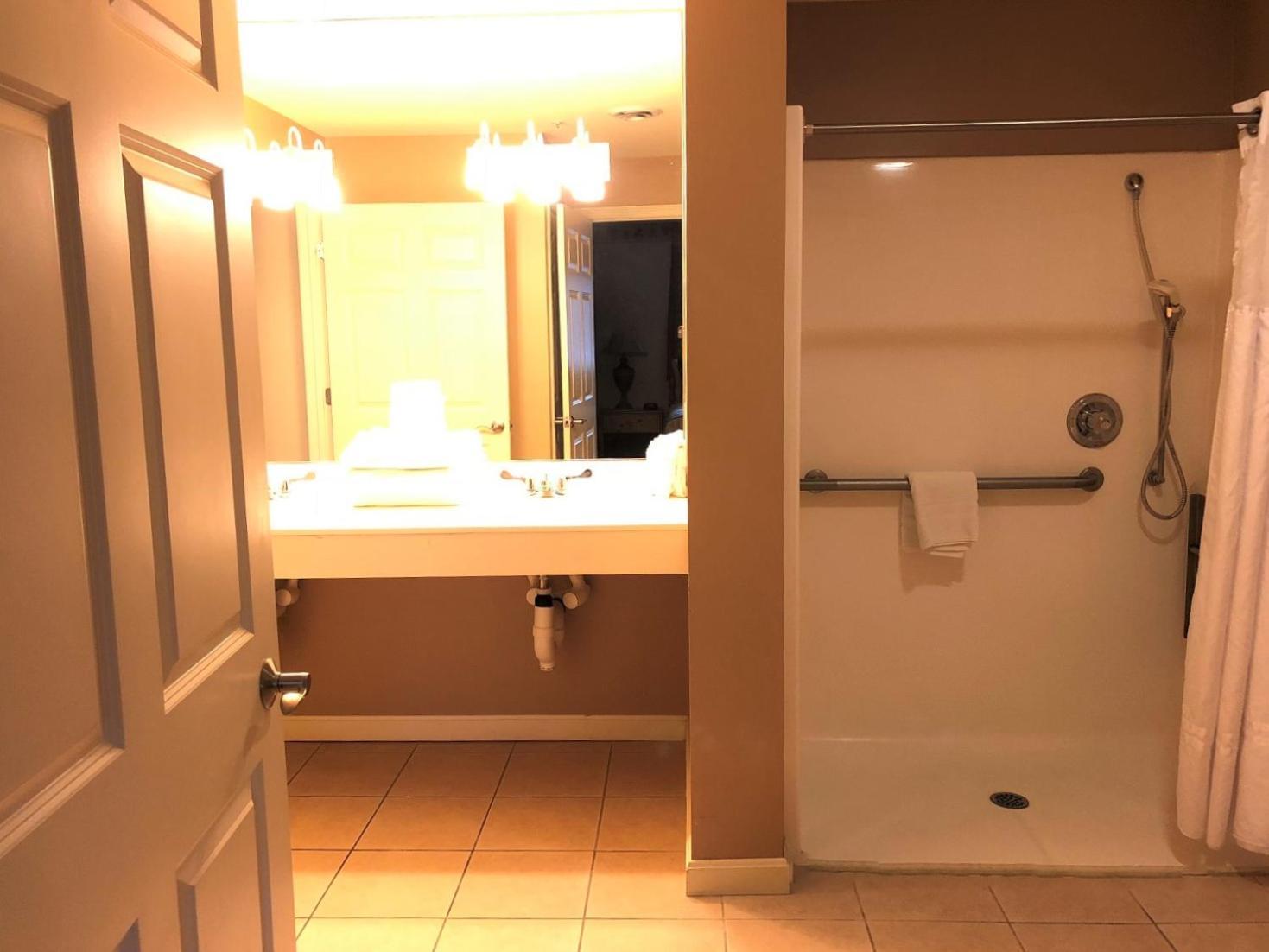 Vacation Village In The Berkshires Hancock Pokój zdjęcie A typical bathroom in a hotel