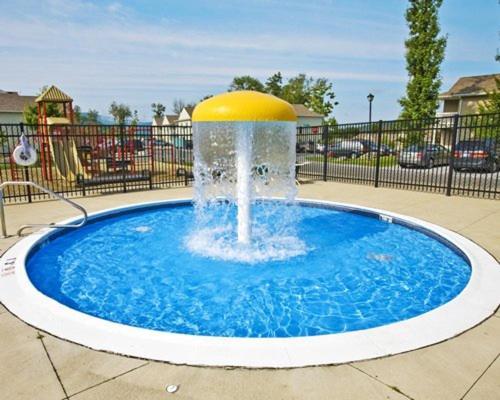 Vacation Village In The Berkshires Hancock Zewnętrze zdjęcie A splash pad