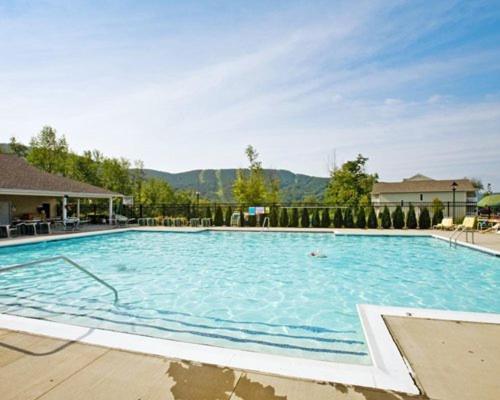 Vacation Village In The Berkshires Hancock Zewnętrze zdjęcie The pool at the Mountain Mile