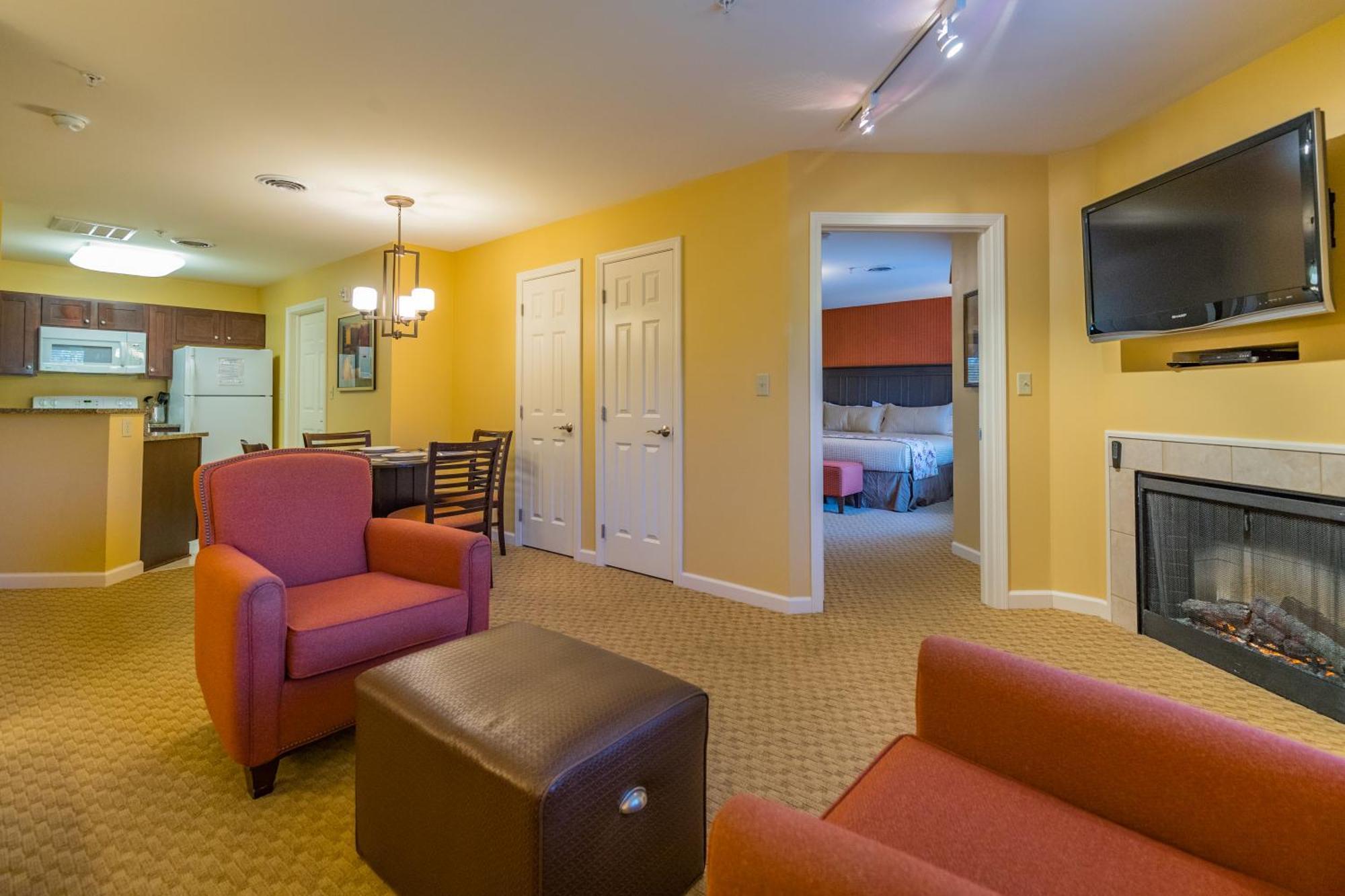Vacation Village In The Berkshires Hancock Zewnętrze zdjęcie Living room of a typical two-bedroom suite