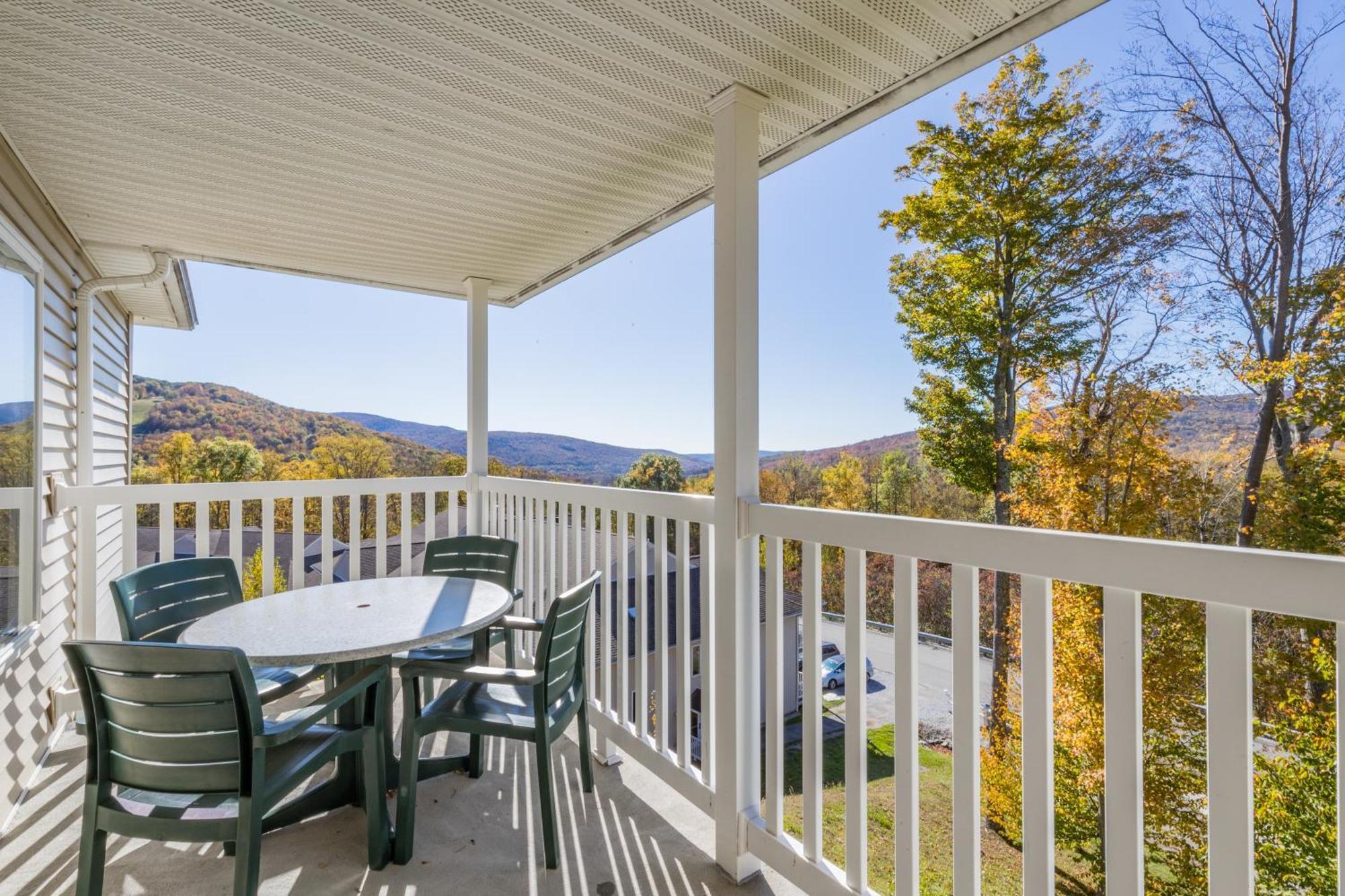 Vacation Village In The Berkshires Hancock Zewnętrze zdjęcie A balcony at the Riverview Apartments