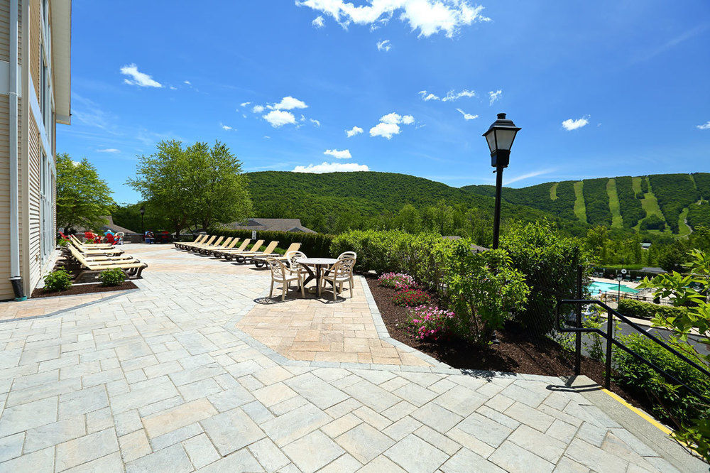 Vacation Village In The Berkshires Hancock Zewnętrze zdjęcie The patio at the Mountain View Grand Resort