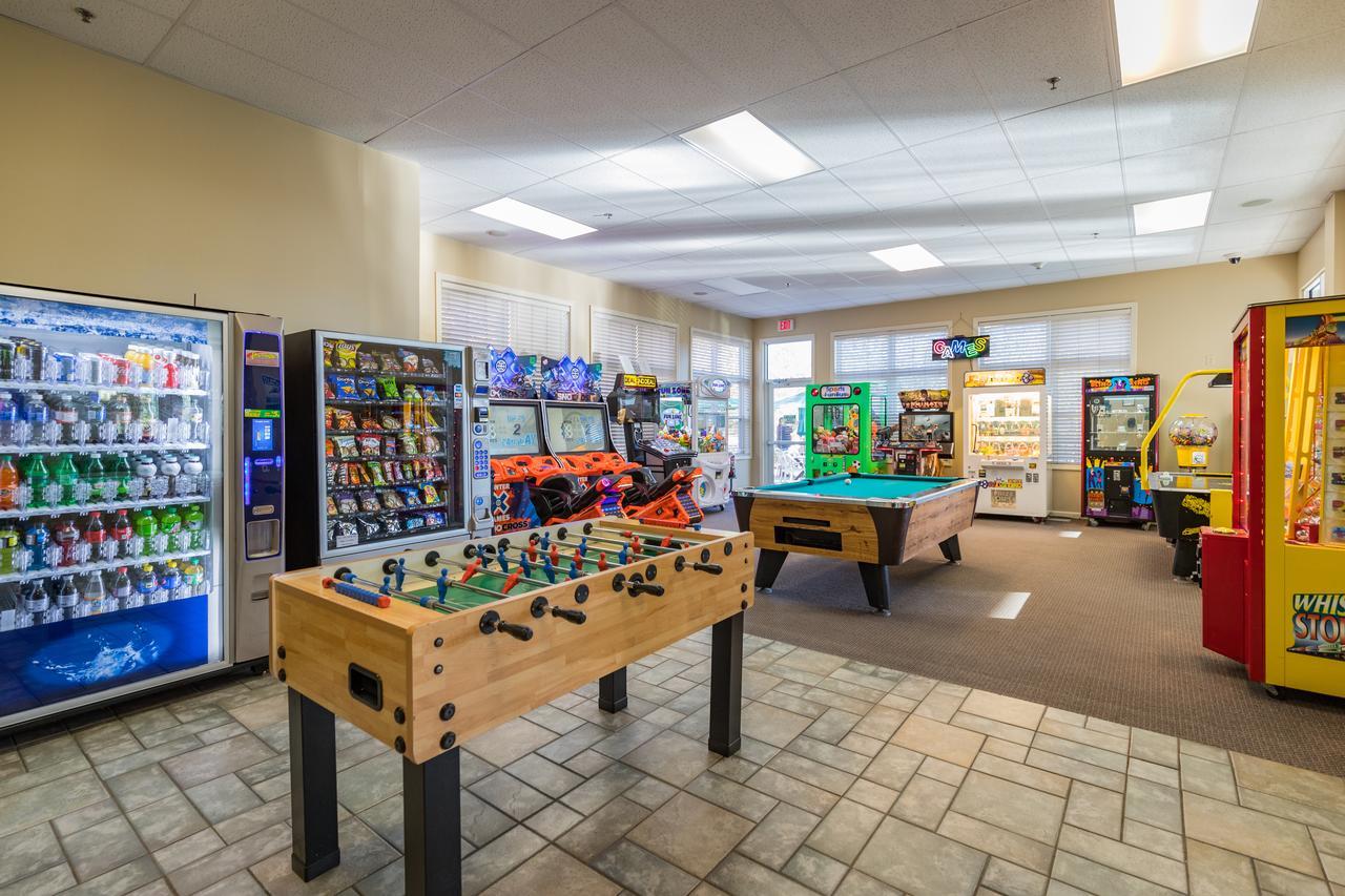 Vacation Village In The Berkshires Hancock Zewnętrze zdjęcie The game room at the station