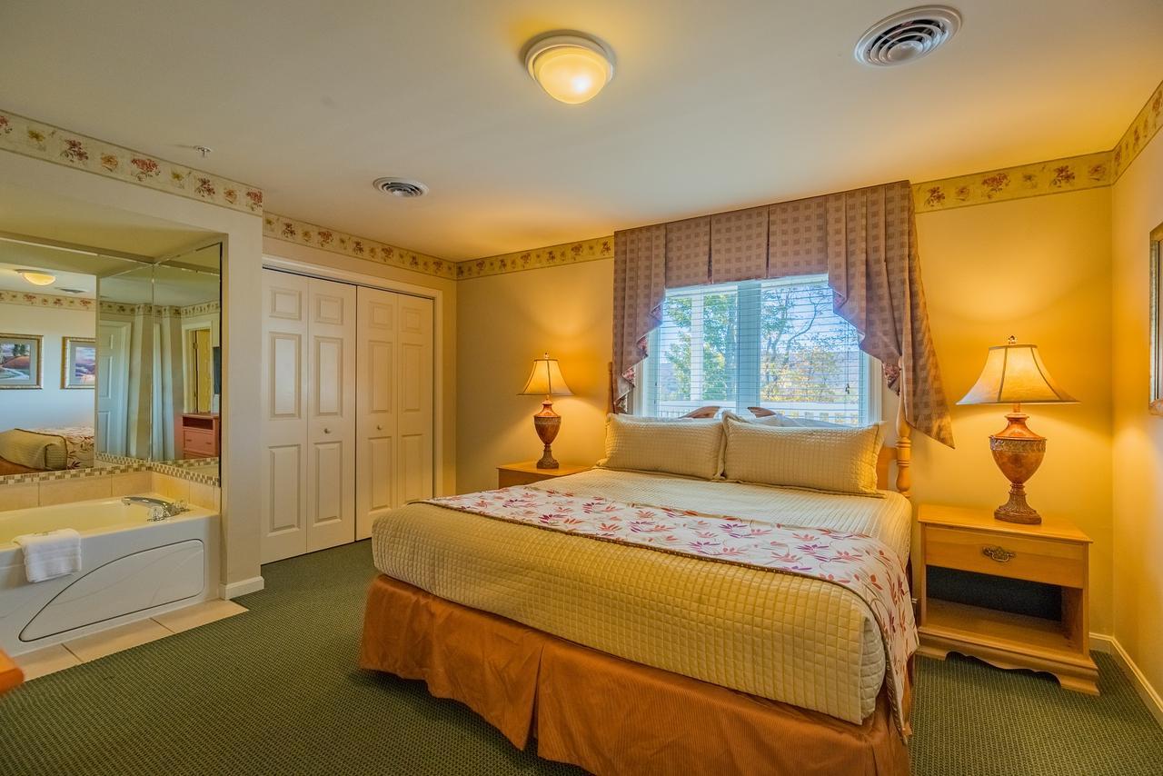 Vacation Village In The Berkshires Hancock Zewnętrze zdjęcie A bedroom at the Inn at the Opera House